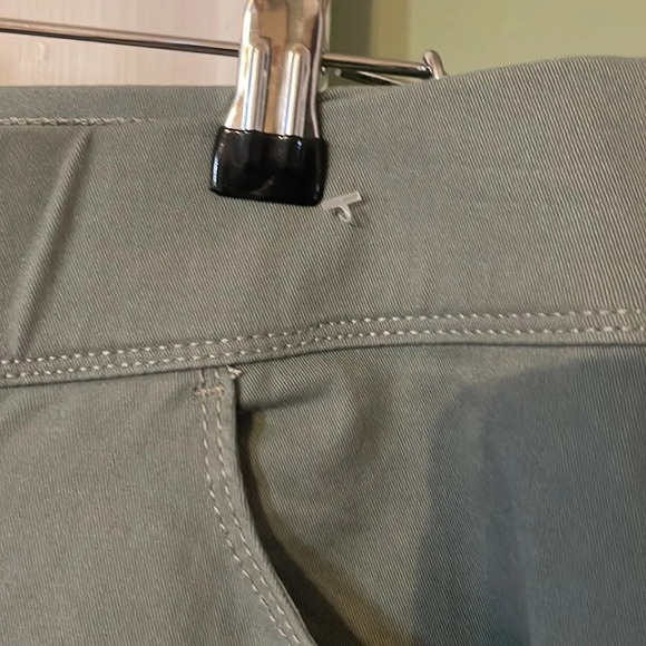 Gloria Vanderbilt Women's Pants Size 16/ Inseam 26"pull on crop length mid-rise. - Picture 5 of 11